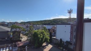 Вид с балкона на территорию отеля Три звезды. Пос. Новомихайловский 2026.