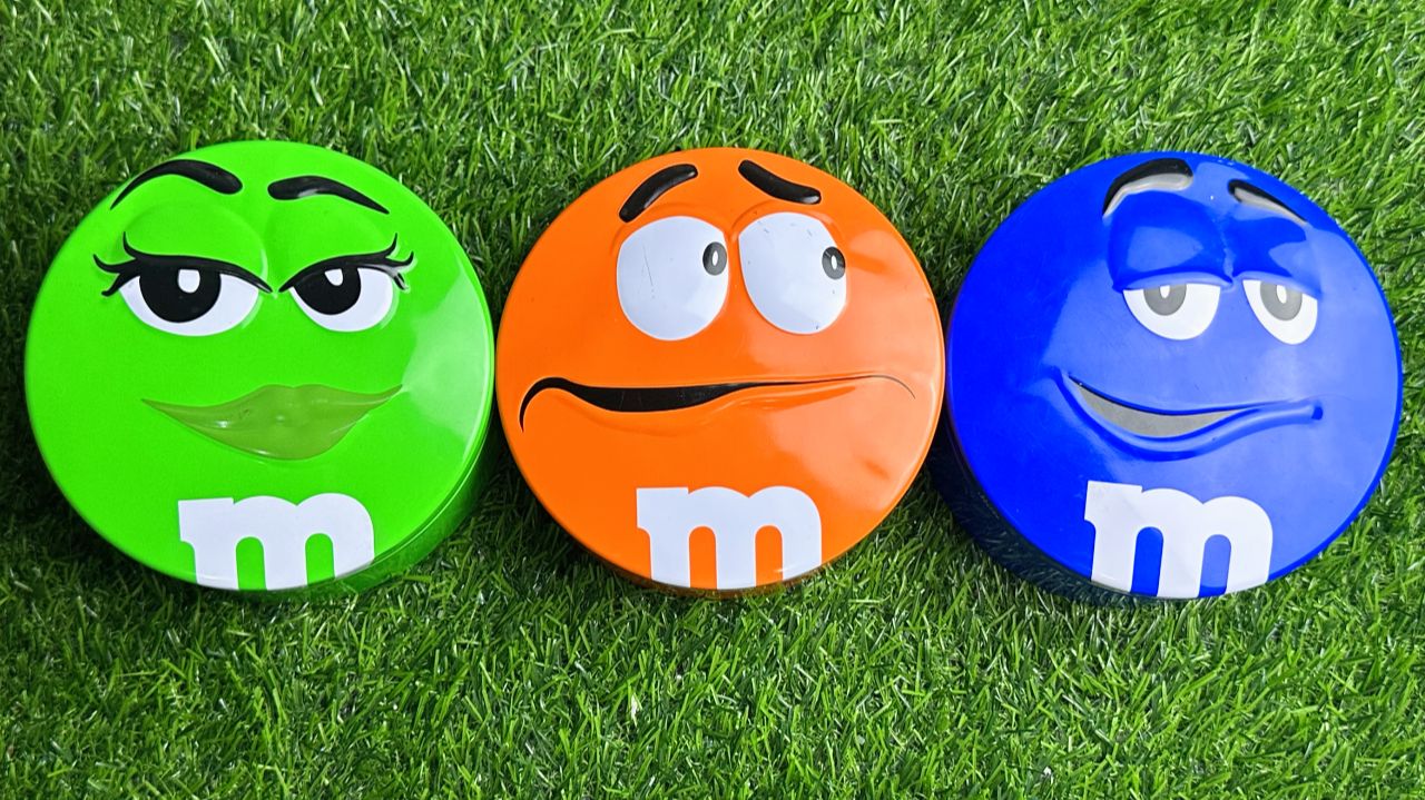 Удовольствие на несколько минут: 3 радужные ванночки с конфетами M&M's и волшебной слизью