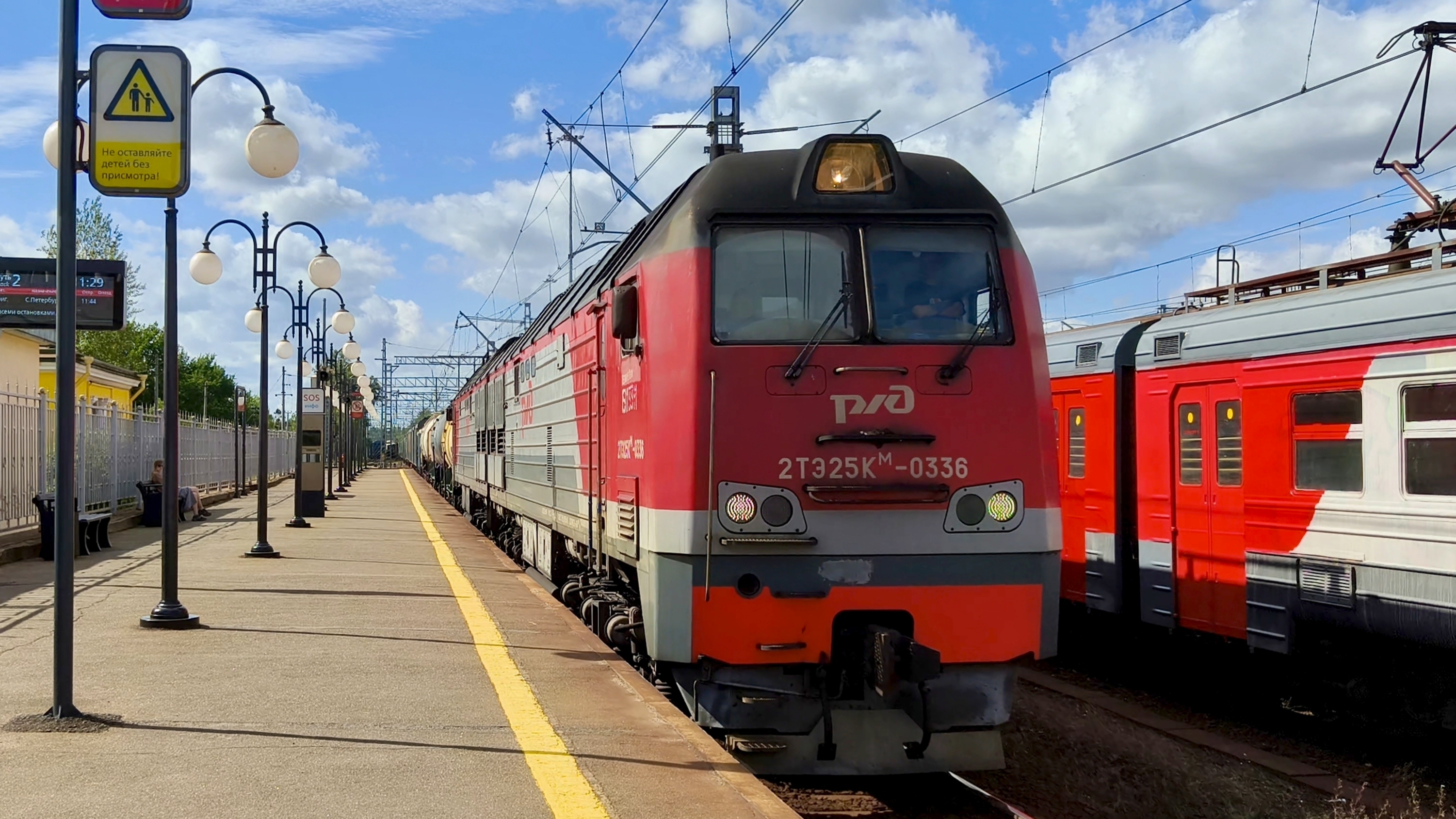 Тепловоз 2ТЭ25Км-0336 с грузовым поездом, следует через станцию Павловск.