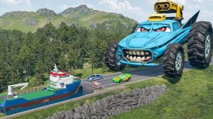 Гигантский грузовик MACK против Молнии Маккуина, полицейской машины и гигантской лодки. Гонка по без