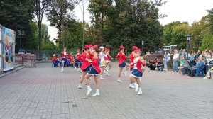 Духовой оркестр с мажоретками