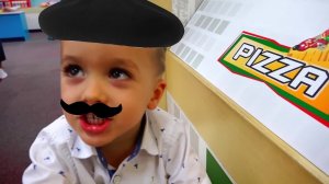 Влад и Никита играют в повара на детской площадке