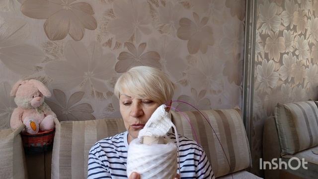 некогда даже поговорить. вся в работе.
