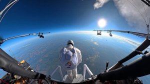 Российский парашютист совершил рекордный прыжок в День России