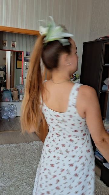 Собралась с лилией в волосах на сап, на пляж 🌴. Купила себе эти чёртовы лилии ( есть книга такая).