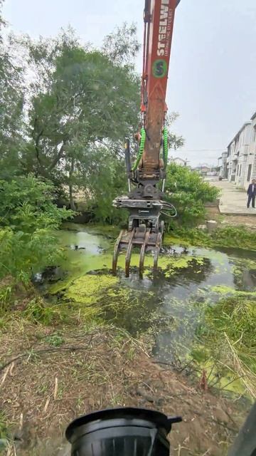 Очередной день — экскаватор вытаскивает траву!
