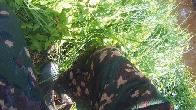 Шумовая колебалка ловит щуку. Рыбалка на микроречке.