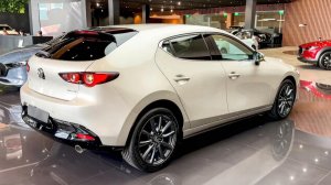 Mazda 3, 2026 года в белом цвете, идеальный компактный автомобиль. Обзор автомобиля