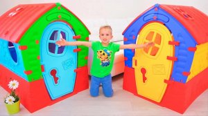 Влад и Никита играют в игровой домик для детей