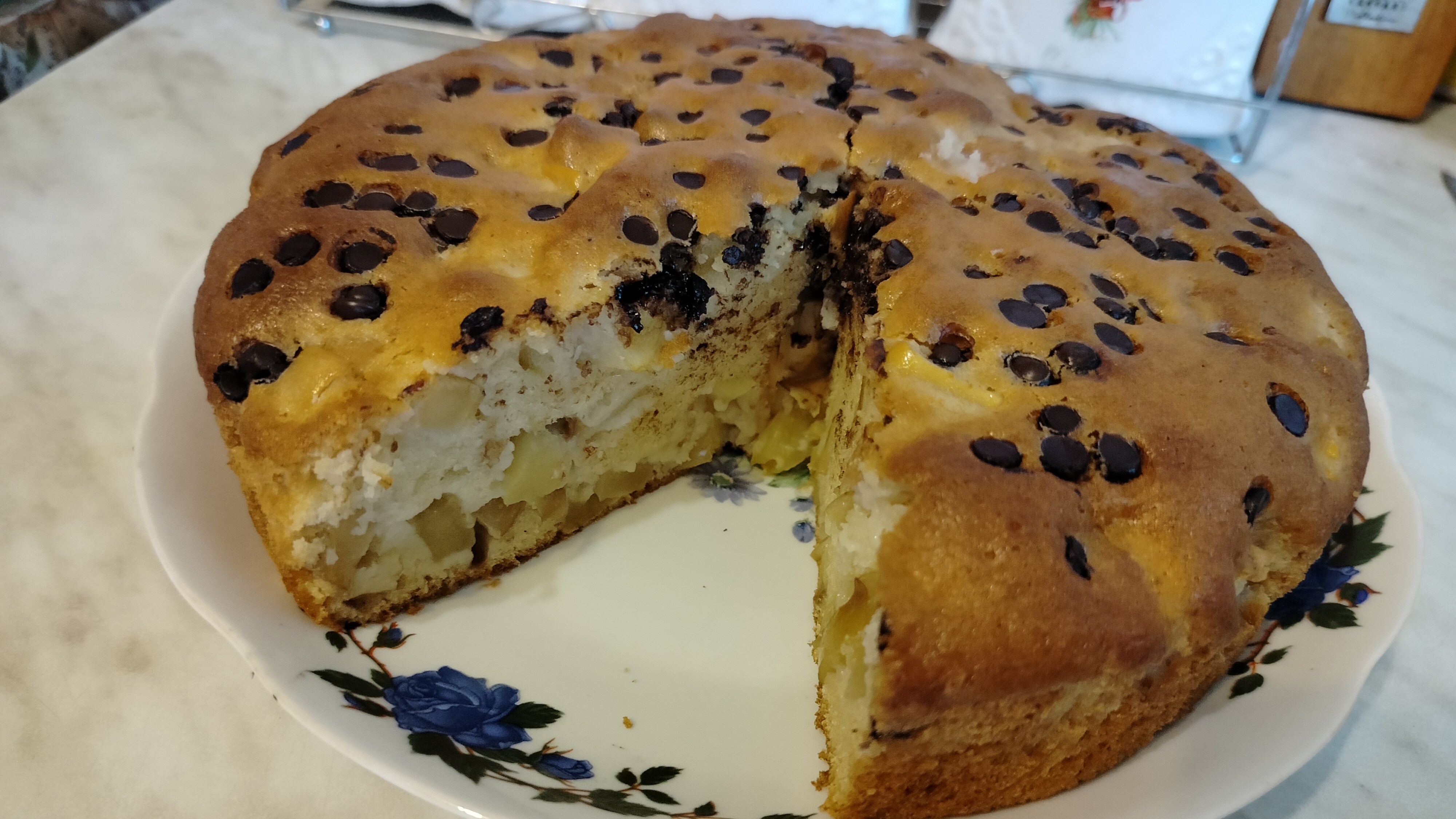 Яблочный пирог с шоколадными дропсами.
