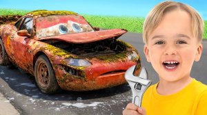 Влад и Ники восстанавливают игрушечный автомобиль Молния Маккуин