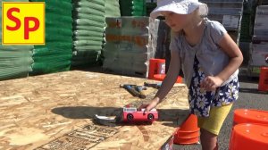 Делаем игрушку пожарную Полинину из дерева в  Home Depot/ Polina came to the store Home Depo