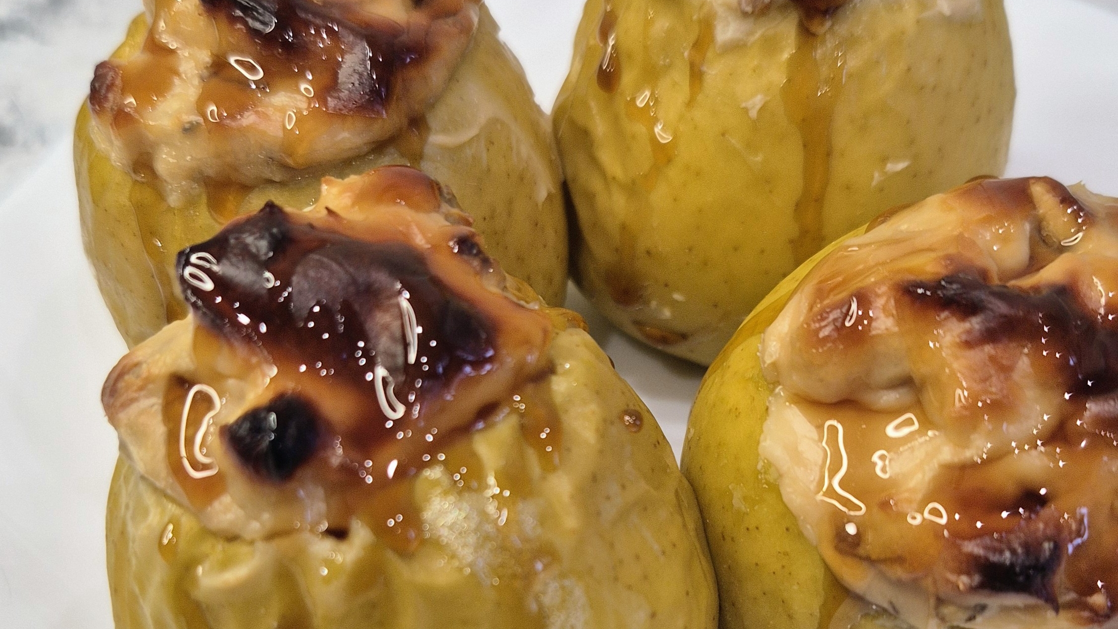 Запечённые яблоки с творогом, кленовым сиропом и орехами