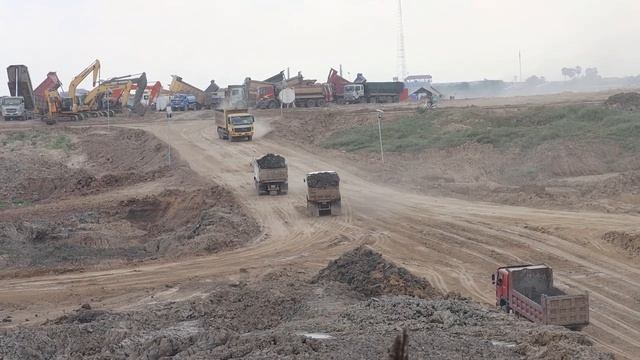 Huge Place Picking Land Diggers And Dump Trucks - Excavator Loading Dirt On Dumper Dump Truck