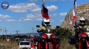 Крымские спасатели подняли флаг России на скалах Качи-Кальона
