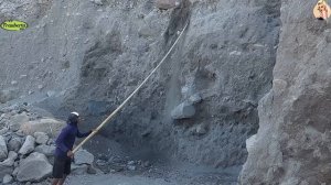 Строительство, шахтёры добывают песок в карьере