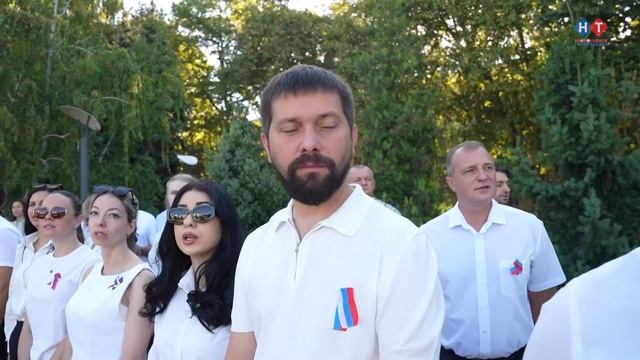 Торжественное поднятие флага России у городской администрации.