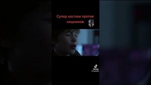 Какой-то фильм про хищника. 
Если знаете его название напишите в комментариях пж.