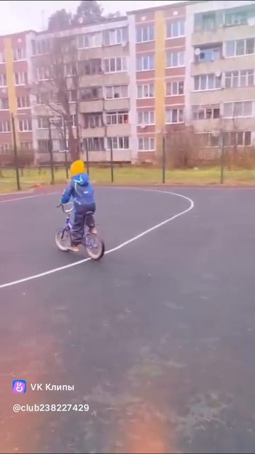 Пацаны экстрималят на велеках  дети  велосипед  улиа  трюки  экстрим 