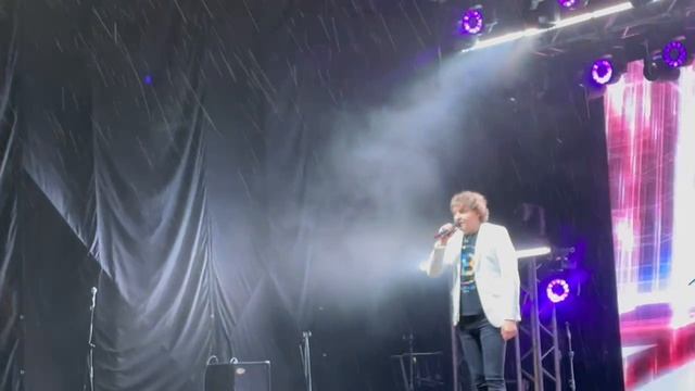 Концерт под проливным дождем. г.Екатеринбург.