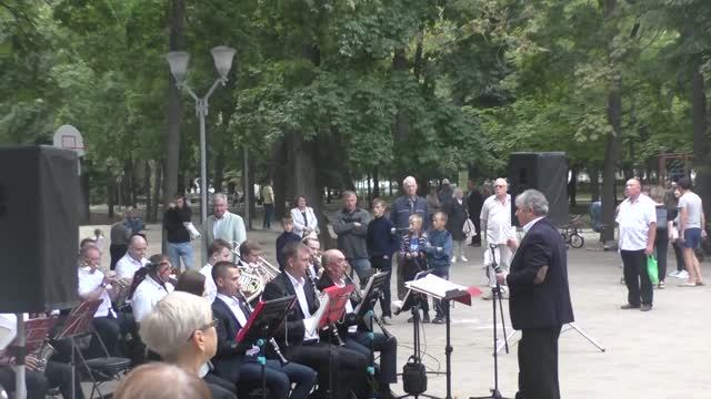 Танцы бабушек и дедушек в парке Курска. Посмотрите на 1 м. 18 с., на каком шикарном автомобиле дама