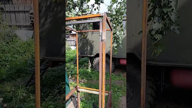 Привариваю петли на дверь