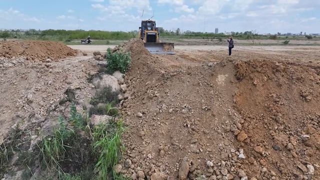 Wow OMG !! The Big Land Slide,Bulldozer SHANTUI C2 Push Soil Into Water Deep With 25 TON Truck