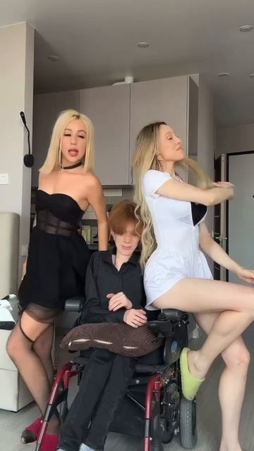 облепили завидного жениха