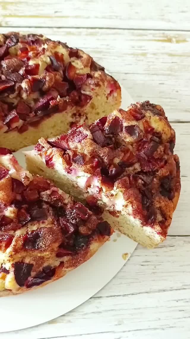 Пышный пирог со сливами.