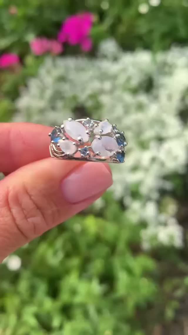 Серебряное кольцо с лунным камнем и танзанитами лунный камень