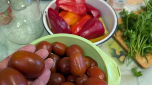 Помогите определить сорт томата.Красивый и вкусный.Тверская область