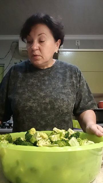 Небо затянуто тучами,но огурцы полила на всякий случай 😊