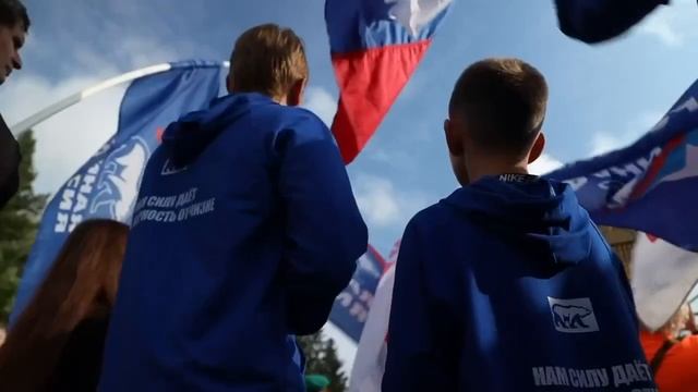 В ЦПКиО сегодня развернули 25-метровый триколор
