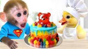 Обезьянка играет с милыми утятами!   Детские стишки и песенки