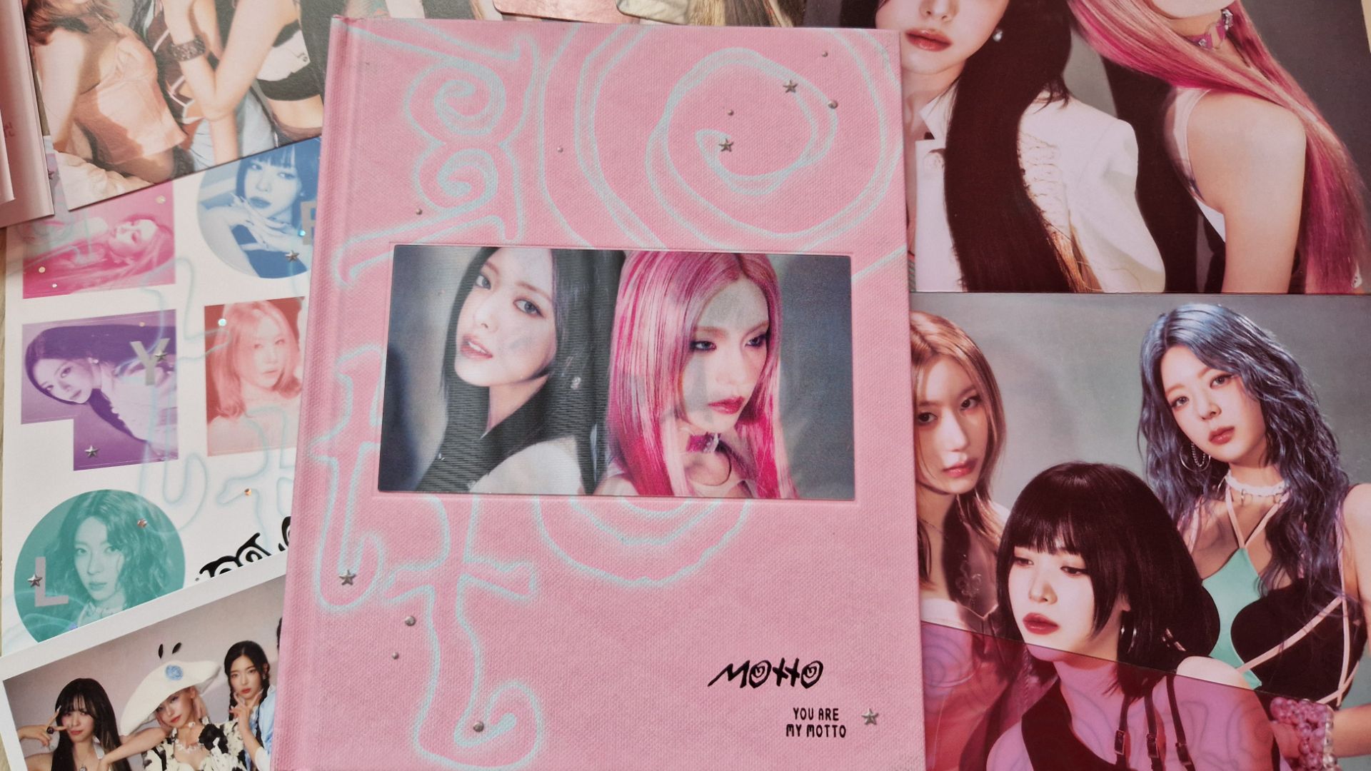 ITZY - Motto (PHOTOBOOK A Ver.)