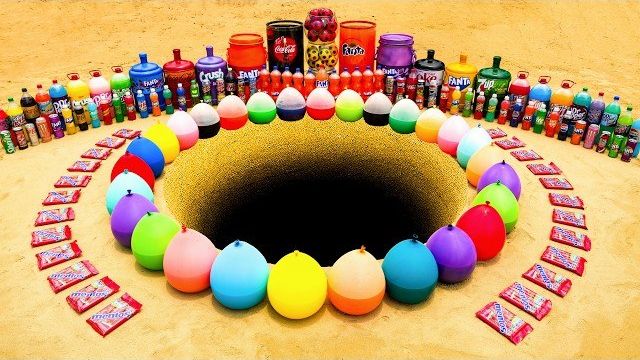 Гигантский подземный эксперимент с 1000-литровыми бутылками Fanta и большими шарами с кока-колой
