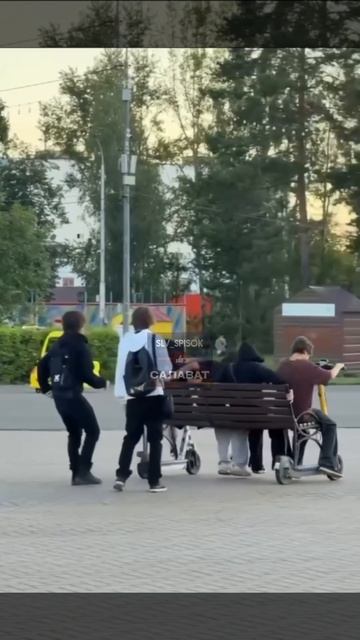 🤣в Нефтекамске школьники катались на 2 самокатах🤣