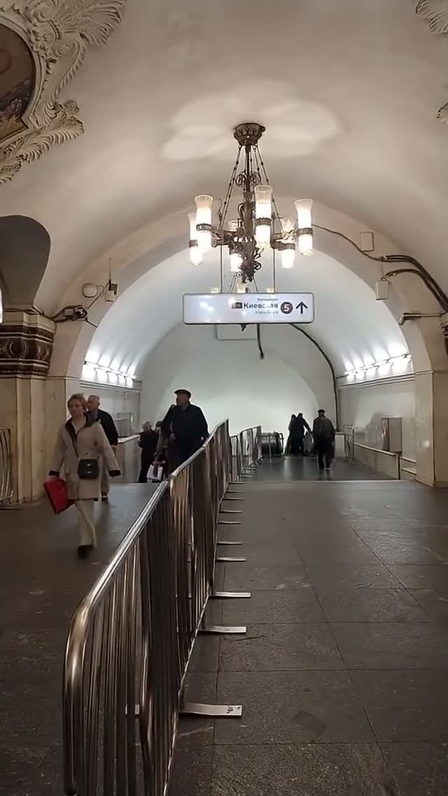 Станция метро Киевская интерьер, пассажиры, поезда Фрагмент 33