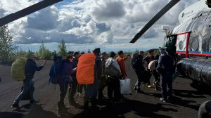 С Толбачика эвакуируют 117 туристов и гидов на вертолетах