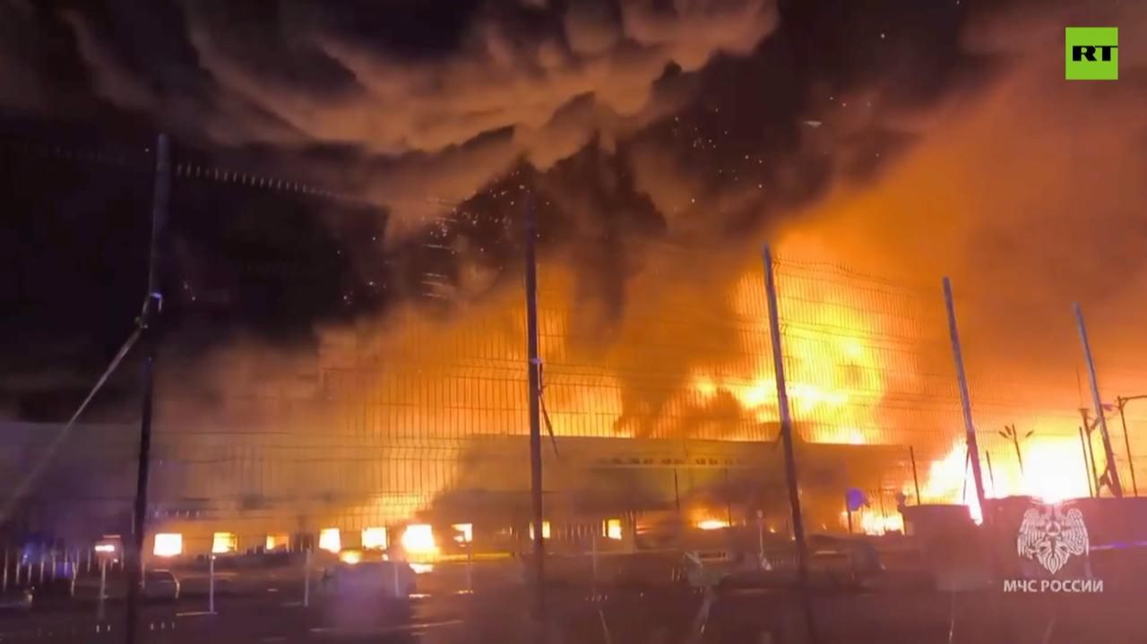 В Санкт-Петербурге ликвидируют крупный пожар на складе
