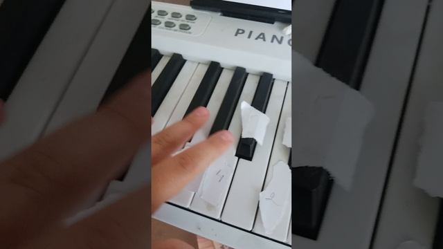 учу играть на пианино