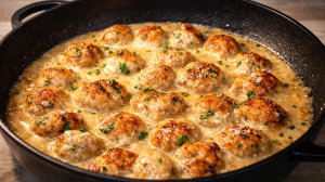 Вкуснее шведских фрикаделек! Нежные куриные фрикадельки в сливочном соусе на сковороде.