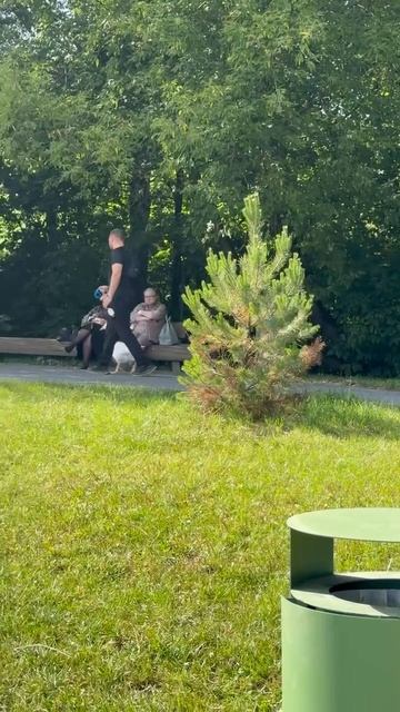 Москвич гуляет по пляжу с гусем