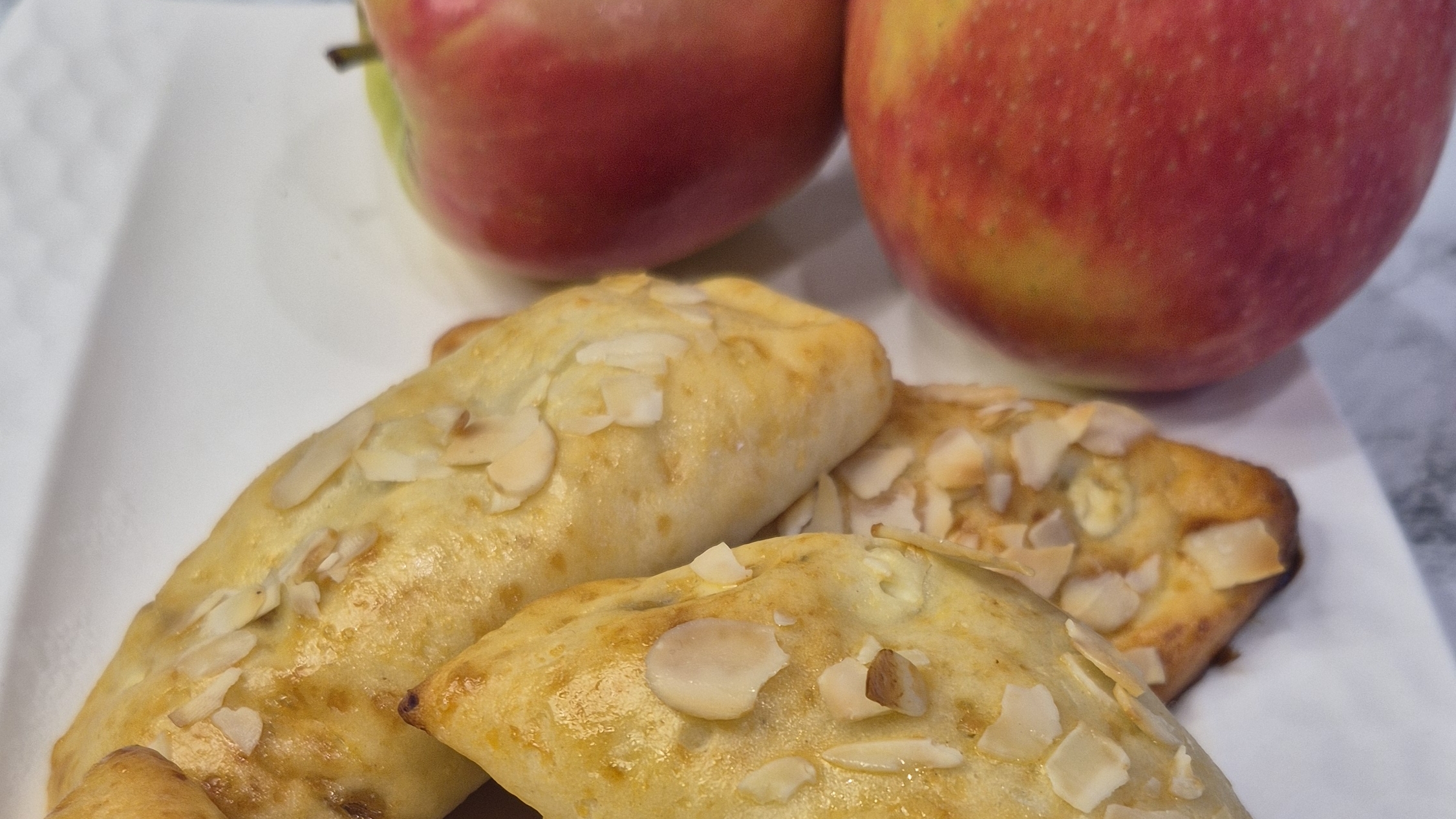 Белковые пирожки с яблоками