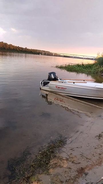 р Ока. Лодка у берега.