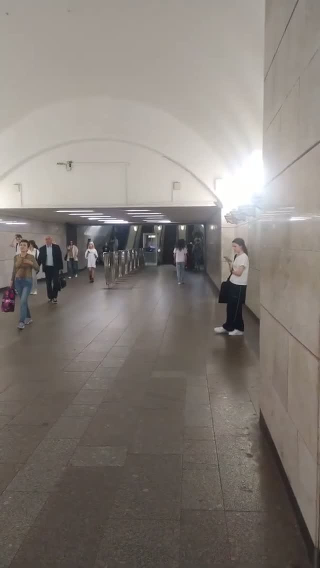 Станция метро Курская интерьер, пассажиры, поезда Москва Фрагмент 7