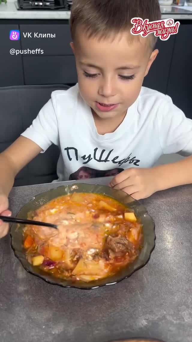 Готовим вкусняцкий борщ с братьями😋# дети # кухня # рецепты # гуляш # готовка