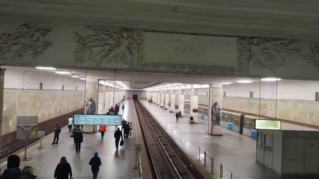 Станция метро Партизанская интерьер, пассажиры, поезда Москва Фрагмент 14А