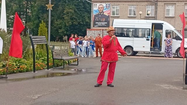 С днём флага! г. Демидов. Домик у дороги