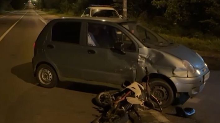 В поселке Красные Ткачи ночью 23 августа машина сбила подростка на питбайке